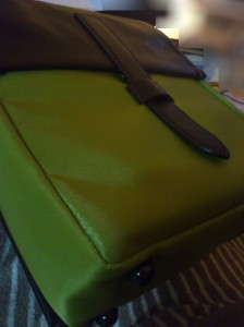 届いたzenbagの色合い。もっと落ち着いた緑だが写真ではまだ明るい