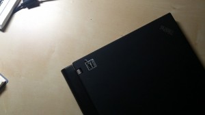 ThinkPad X201sに純正9セルバッテリ（43R9255）を装着してみた図（上から２）