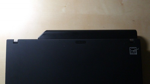 ThinkPad X201sに純正9セルバッテリ（43R9255）を装着してみた図（上から）