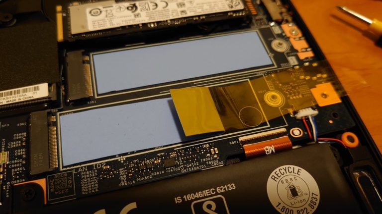 ThinkPad X1 ExtremeのSSD放熱シートを貼っているところ