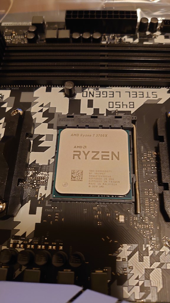 Ryzen7 3700Xをマザーボードに取り付けた様子