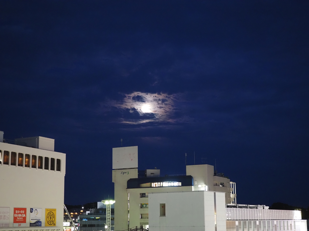 夜空と月 OLYMPUS M.30mm F3.5 Macro + PEN E-P7にて撮影  ISO6400 F3.5 -0.3EV 1/30 秒 （ただし、リサイズ＋Web最適化済）