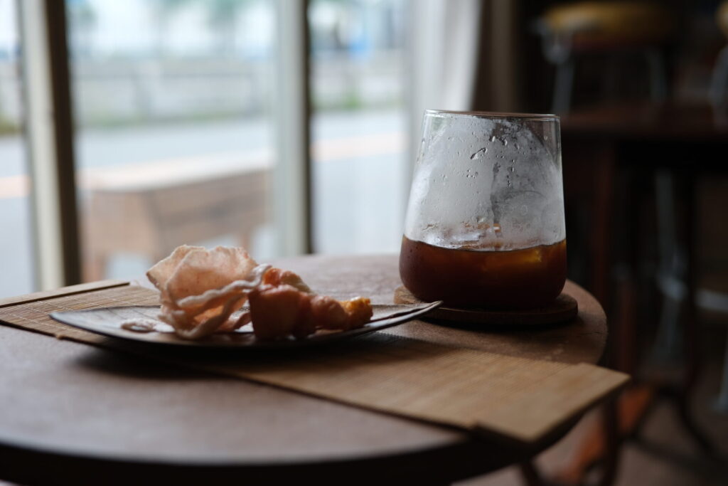 カフェでコーヒーとスナック。外から良い感じに光が入ってきたところ