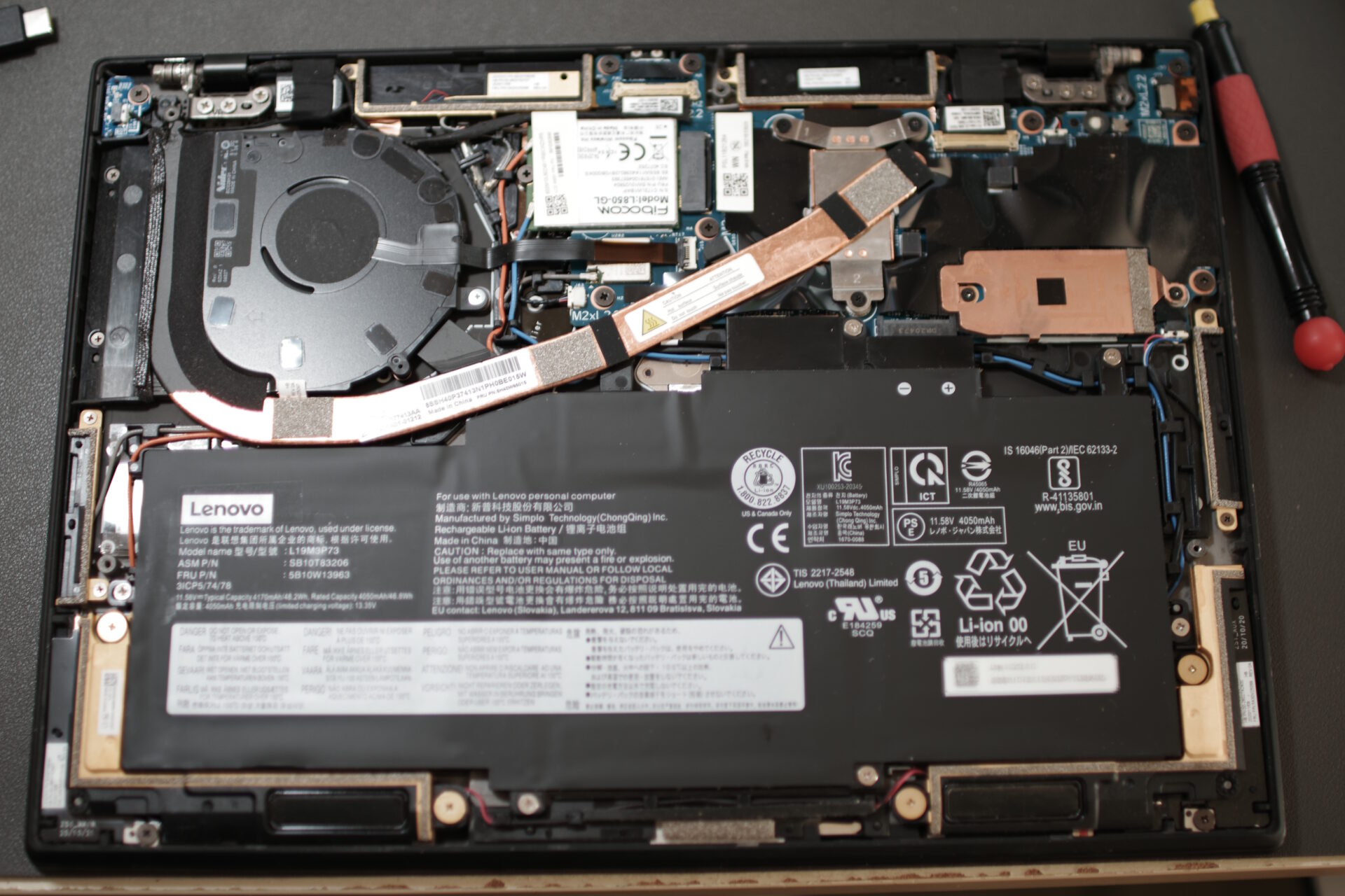 ThinkPad X1 nano Gen1の背面を開けたところ